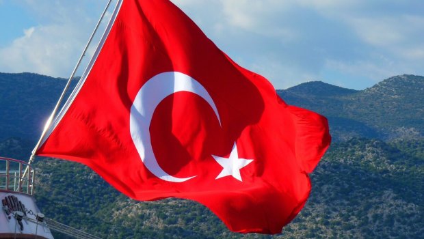 İranlı qadın Türkiyə bayrağını cırdı - Vətəndaşlar görün nə etdi - VİDEO