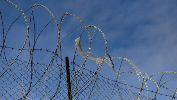 Yevlaxda müştəri qızın boğazını kəsən taksi sürücüsü təcridxanada ölüb