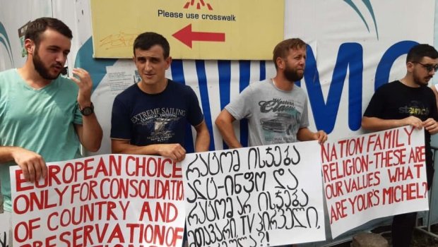 Gürcüstanda LGBT əleyhdarları Şarl Mişelə qarşı aksiya keçirdi