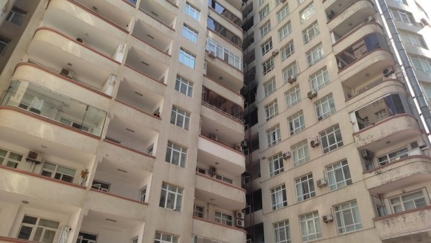 Bakıda insanların yanğından xilas edilmə anı - VİDEO