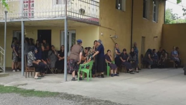 Gürcüstanda qətlə yetirilən şəxslərin yaxınları digər tərəfin evinə basqın etdilər - FOTO