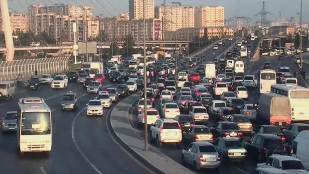 DİQQƏT! - Paytaxtın bu ərazilərində güclü tıxac var