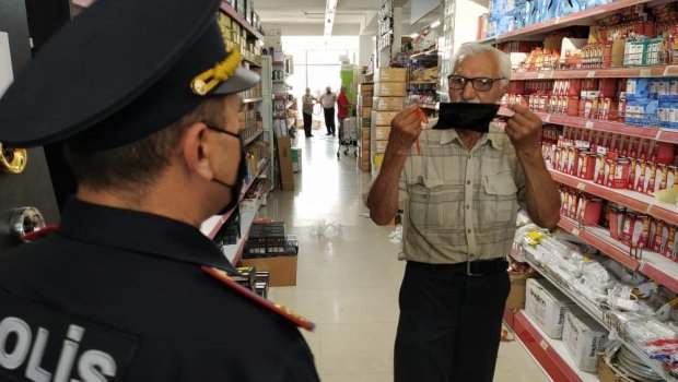 Polis Qusarda maska taxmayananları cərimələdi
