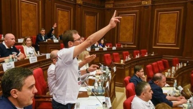 Ermənistan parlamentində dava - Müxalifət iclası dayandırdı 
