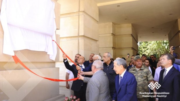 Amaliya Pənahovanın barelyefi qoyuldu - FOTO