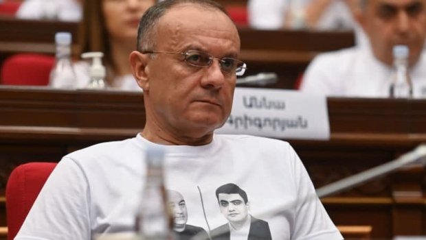 Ermənistanın keçmiş müdafiə naziri aprel döyüşlərindən danışdı