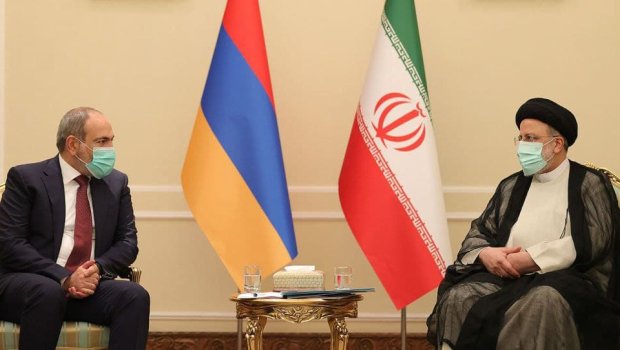 İran prezidentinin çıxışı zamanı Paşinyan 