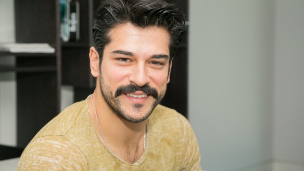 Burak Özçivitin son halı bəyənilmədi - FOTO