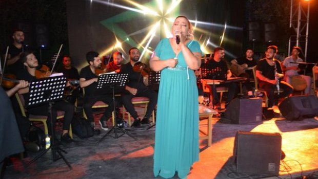Küləkdən ətəyi qalxan müğənni maraqlı həll yolu tapdı - FOTO