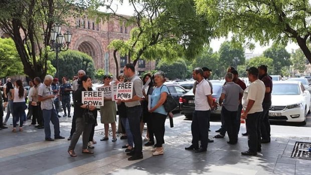 Erməni əsirlərin yaxınları hökumət binasının qarşısında gecələdi - SƏBƏB