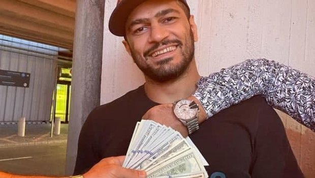 Dolları eyvandan səpələyən idmançı yığmaya qaytarıldı