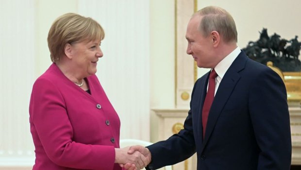 Merkel Moskvaya gəldi – PUTİNLƏ VİDA GÖRÜŞÜ - VİDEO