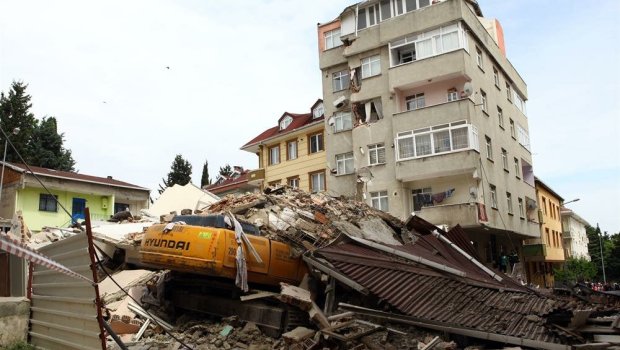 İstanbulda bina çökdü