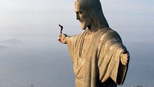 Braziliyada 2 fransalı İsa Məsihin heykəlinin üzərinə çıxdı