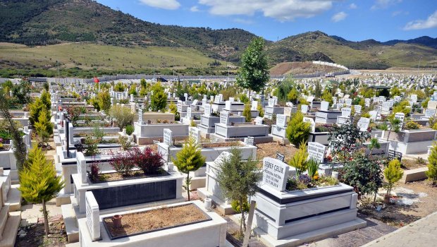 Maddi durumu çətinləşən aktyor atasının məzarlığını SATIŞA ÇIXARDI - FOTO
