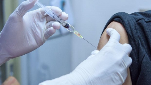 4 dəfə peyvənd olunan azərbaycanlı həkimdən XƏBƏRDARLIQ – “Risk var”