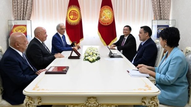 Qırğızıstan prezidenti Polad Bülbüloğluna orden verdi - FOTO