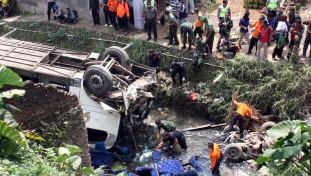 Sərnişin avtobusu uçuruma düşdü – 33 ölü var