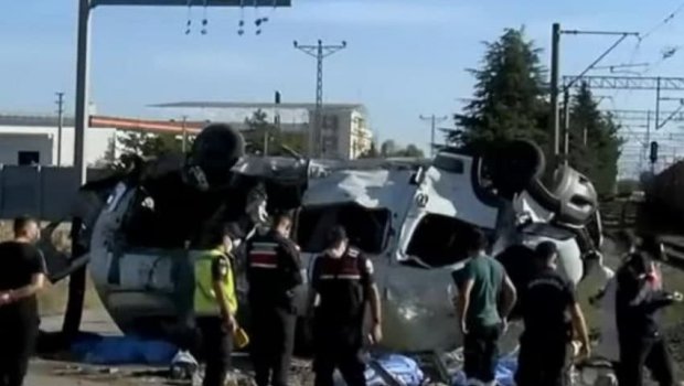Türkiyədə qatar mikroavtobusla toqquşdu - 4 nəfər öldü