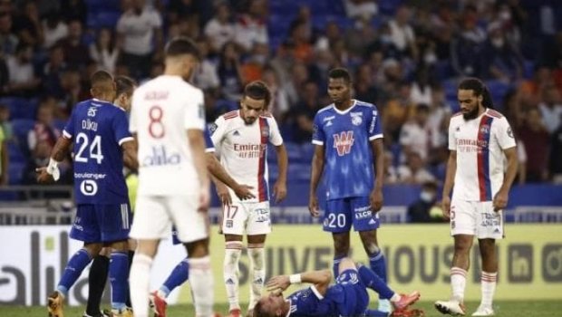 Fransada oyun zamanı qorxulu anlar – Futbolçu qəfil yıxıldı 