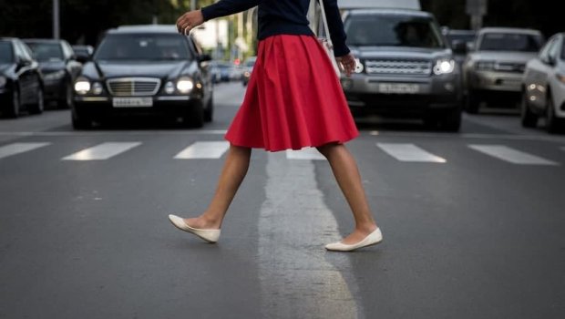 Avtomobil 13 yaşlı qıza xəsarət yetirdi