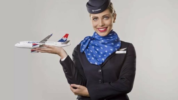 Amerikalı stüardessa pilot kabinəsində verdiyi bu pozla TƏƏCCÜBLƏNDİRDİ – FOTO
