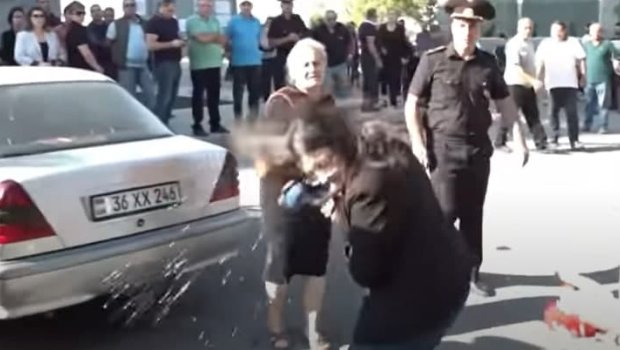 Ölən erməni əsgərin anası qadın jurnalistin üstünə su tökdü - VİDEO