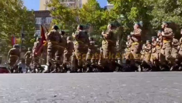 Erməni hərbçilər özlərini biabır etdilər – 1950-ci ilin avtomatları ilə yürüş keçirdilər – VİDEO