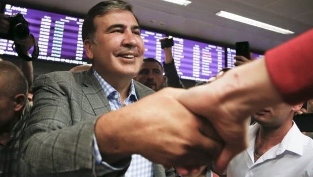 Saakaşvili anası ilə Tbilisiyə gəlir - Bilet alıb 