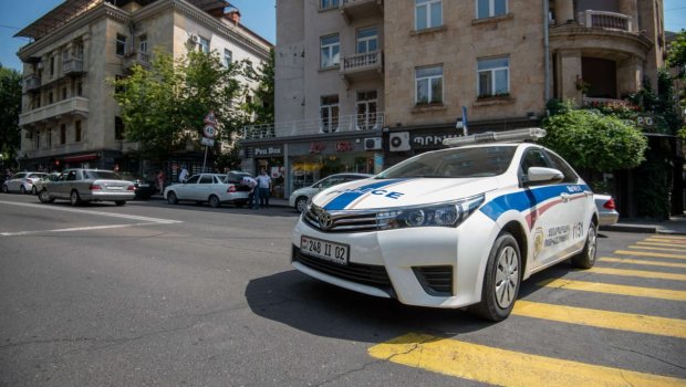 İrəvanda atışma: Rusiyadan gələn avtomobil gülləbaran edildi - Gənc qız öldü