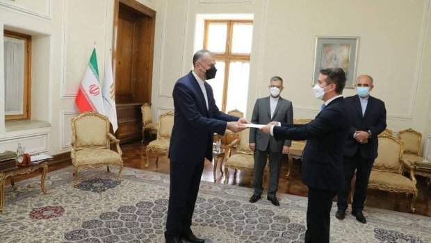 Azərbaycanın İrandakı səfiri etimadnaməsini nazirə təqdim etdi