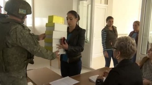 Rus sülhməramlıları erməni qızlarına isti paltar payladı