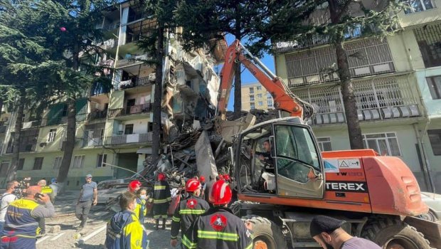 Batumidə binanın uçması nəticəsində ölənlərin sayı artdı - FOTO