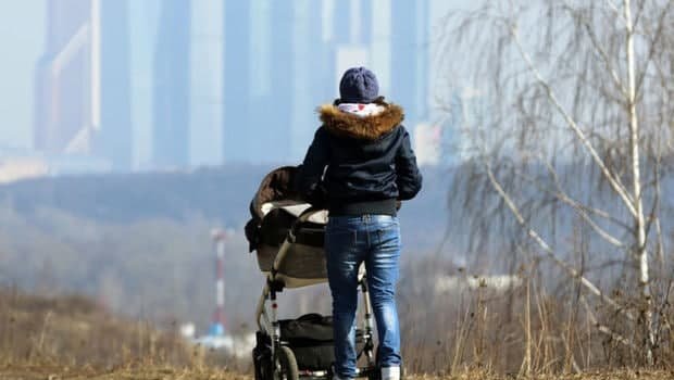 Üç uşağı ilə dördüncü uşağını qarşılamağa getdi - Rusiyada qəribə hadisə