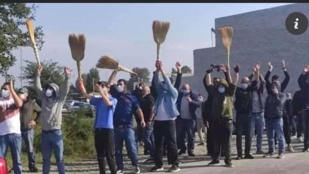 Etirazçılar Saakaşviliyə süpürgəni xatırlatdılar - VİDEO    