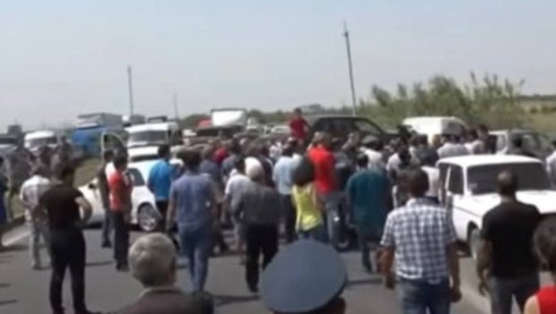 Ermənistanda etiraz aksiyası – Gümrüyə gedən yol bağlandı