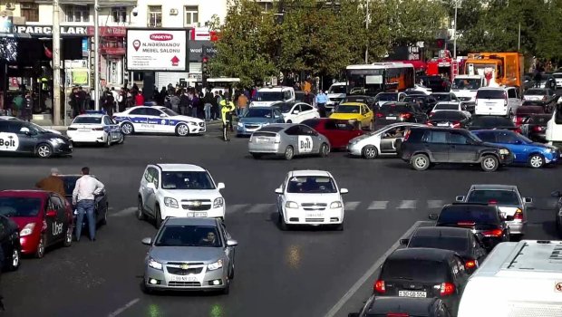 Nərimanovda yanğına görə hərəkət məhdudlaşdırıldı - FOTO 