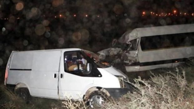 Müəllimləri daşıyan mikroavtobus xəndəyə yuvarlandı