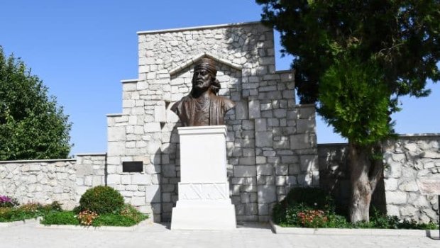 Şuşada Molla Pənah Vaqifin büstü qoyuldu - FOTO