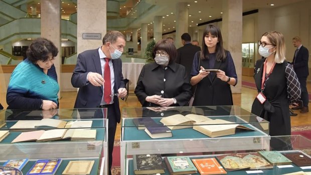 Sankt-Peterburqda “Nizaminin sözünü hiss et” sərgisi açıldı - FOTO