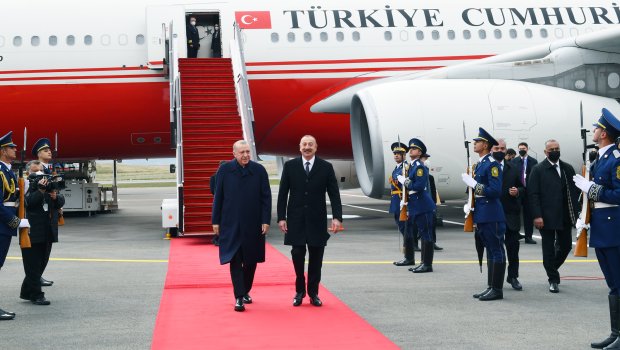 İlham Əliyev Ərdoğanı Füzuli Beynəlxalq Hava Limanında qarşıladı - VİDEO