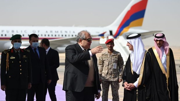 Ermənistan prezidenti diplomatik əlaqəsi olmayan Səudiyyə Ərəbistanına getdi – VİDEO