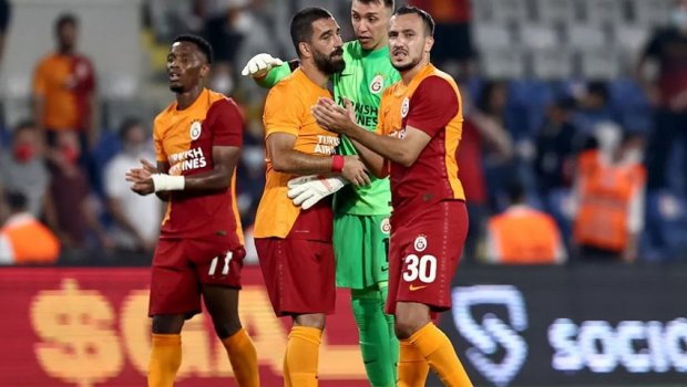 “Qalatasaray” iki futbolçu ilə yollarını ayırır
