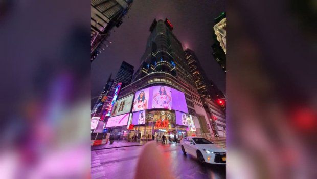 Azərbaycanlı proqramçılar Nyu Yorkun mərkəzində reklam olundular - FOTO