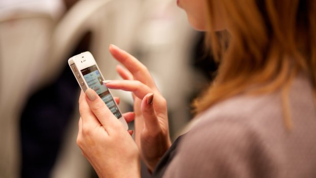 Ayaqüstə əldə telefon tutmağın zərərləri - FOTO