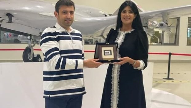 Azərbaycanlı yazıçı Səlcuk Bayraktara “Bayraktar” kitabını təqdim etdi - FOTO