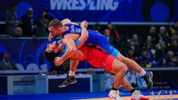 Güləşçimiz iranlı rəqibini məğlub edərək DÜNYA ÇEMPİONU OLDU