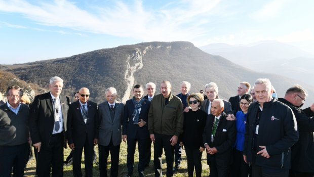 Prezident  və birinci xanım xarici qonaqlarla Cıdır düzündə - FOTO-VİDEO