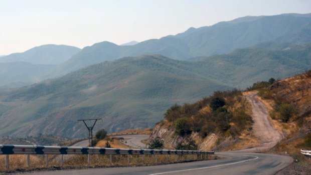 Paşinyanın müavini və qubernator Zəngəzurda yeni yolda qaldı - VİDEO