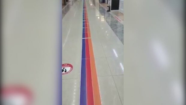 Rusiyada Ermənistan bayrağını ticarət mərkəzində döşəməyə sərdilər - VİDEO